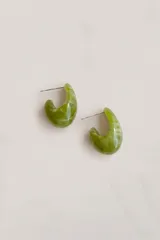 Aros tipo argolla pequeña con diseño de gota, elaborados en resina con efecto marmolado en tonos verdes.