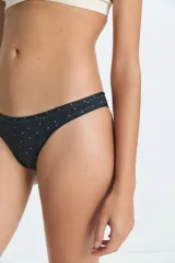 Bombacha tipo vedetina de color negro con estampado de pequeñas estrellas y lunas blancas. Confeccionada en poliamida y elastano con forro de algodón.