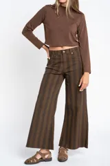 Polera de manga larga color marrón jaspeado, con cuello alto y corte ajustado al cuerpo.