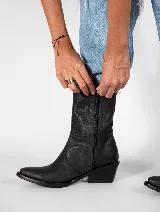 Bota texana de cuero color marrón con puntera en punta y taco de madera.