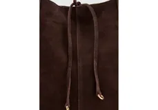 Bolso estilo shopper de piel de serraje color marrón oscuro, con cierre de lazo y botón magnético. Cuenta con doble asa de hombro y bolsillo interior con cremallera.
