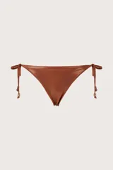 Bombacha de bikini con diseño de tiritas laterales para anudar, confeccionada en tela con textura microperforada en color caoba.