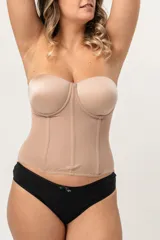 Corset modelador color piel, con copa y aro, ballenas y breteles elásticos regulables desmontables. Confeccionado en tela de faja reforzada con fibra LYCRA® XTRA LIFE™ y ganchos reforzados en la espalda.