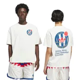 Remera de algodón color blanco con cuello redondo y corte holgado. Presenta un pequeño logo estampado en el pecho y un diseño gráfico grande en la espalda con el logo de Adidas y la inscripción Adidas World Class Basketball Exhibition.