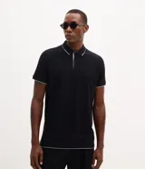Chomba negra de media malla con cuello polo tradicional y mangas cortas, con finos detalles en color blanco contrastantes en el cuello, la abotonadura, los puños y el ruedo. Confeccionada por la marca Marfinno.