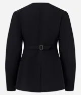 Blazer de sastrería negro de corte entallado, sin cuello, con escote en V profundo, manga larga y cierre frontal de un botón. Cuenta con bolsillos frontales con tapa, recortes estructurados y tira trasera con hebilla.