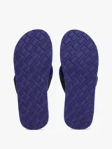 Ojotas Tommy Hilfiger con base azul y tiras de tela trenzada azul marino con logo de la marca en blanco.