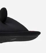 Pantufla tipo chinela de poliéster suave color negro, con diseño de Mickey Mouse que incluye orejas 3D y bordado frontal. Cuenta con interior en color rojo y suela de goma termoplástica.