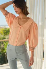 Blusa color salmón con cuello XL, mangas abullonadas y bordado elastizado en los puños.