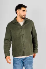 Sobrecamisa de paño gris con cuello camisero, cierre frontal con botones y bolsillo frontal tipo parche en el pecho.