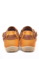 Sandalia baja combinada de cuero en color celeste con detalles en marrón tostado, tira con hebilla lateral ajustable y suela texturizada.