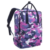 Mochila Topper con diseño camuflado en tonos rosa, violeta, azul y blanco. Cuenta con un compartimento principal con cierre, un bolsillo frontal con cierre, correas de hombro acolchadas y ajustables, y doble asa superior para llevar en la mano.