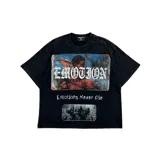 Camiseta negra de manga corta con efecto acid wash y diseño gráfico frontal estilo vintage que incluye la palabra "EMOTION" en tipografía gótica y una imagen de querubines.