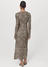 Vestido largo de diseño evasé con estampado animal print de leopardo. Presenta cuello en pico, mangas largas acampanadas y tejido plisado con cierre de cremallera lateral.