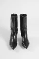Bota de caña media color negro, confeccionada en cuero sintético, con diseño de punta fina y tacón fino tipo kitten heel.