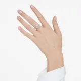Anillo de la colección Matrix con diseño de nudo en forma de lazo, bañado en rodio y decorado con circonitas en talla baguette engastadas en garra.
