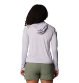 Remera de manga larga con capucha cruzada, confeccionada en tejido técnico con tecnología Omni-Wick para absorción de humedad y Omni-Shade con protección solar UPF 40. Presenta diseño de ajuste activo, orificios para los pulgares en los puños y logo de la marca estampado en el pecho y en la manga.