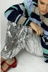 Pantalón parachute oversize color plateado metalizado, con cintura y tobillos elásticos, de corte amplio y cómodo.