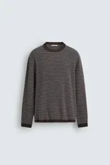 Jersey de punto con diseño de rayas horizontales en tonos marrón y gris, de corte relajado, cuello redondo y manga larga con terminaciones en rib.