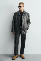 Bota de piel color marrón claro, estilo cowboy, con caña corta, puntera en punta y tacón cubano.