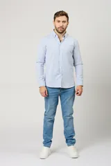 Jean clásico de hombre color celeste claro, de corte recto y tiro estándar con diseño de cinco bolsillos.