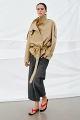 Jeans de tiro medio con diseño culotte y pierna ancha. Presenta un estampado de rayas verticales a contraste, cierre frontal con cremallera y botón, trabillas en la cintura y cinco bolsillos.