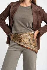 Bandana cuadrada de poliéster con estampado paisley en tonos marrones, beige y crudo, con bordes anchos en degradé marrón.