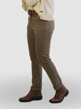 Pantalón de vestir azul marino, de corte slim, tiro alto, de gabardina elastizada. Bolsillos traseros falsos.