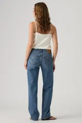 Jeans tiro bajo de corte recto, color azul con lavado medio, estilo clásico de cinco bolsillos y presillas para cinturón.