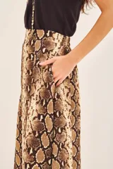 Falda midi de corte evasé con estampado de piel de serpiente. Presenta cintura elastizada en la parte posterior.
