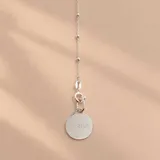 Pulsera de plata 925 con cadena de eslabones y pequeñas cuentas esféricas intercaladas, con un dije colgante en forma de medalla circular grabada con la figura de una abeja.