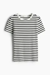 Remera entallada de punto acanalado de algodón con diseño a rayas horizontales en color blanco y negro, cuello redondo fino ribeteado y mangas cortas.