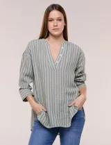 Blusa de silueta holgada a rayas verdes y blancas, confeccionada en tela liviana con textura arrugada. Presenta cuello en V profundo con botones frontales, mangas 3/4 de hombro caído y ruedo asimétrico con aberturas laterales.