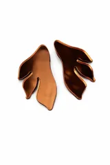 Aros de fiesta con diseño de hoja en acrílico espejado color cobre.