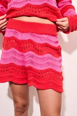 Short tejido a crochet con cintura elastizada, diseño a rayas horizontales en color rojo y rosa.