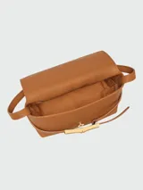 Cartera cruzada Longchamp modelo Le Smart Flow S, confeccionada en cuero texturizado negro, con solapa frontal y cierre metálico dorado. Cuenta con correa fina ajustable para llevar al hombro o cruzada.