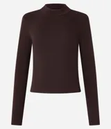 Blusa negra de rib de viscosa sostenible, con cuello alto y mangas largas.