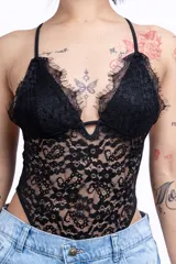 Body negro de encaje con escote en V y breteles finos.