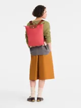 Mochila Longchamp modelo Le Pliage Original en tamaño M, color rojo. Confeccionada en nylon resistente con detalles en cuero vacuno marrón, incluyendo solapa con cierre de botón a presión y correas ajustables.