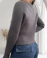 Sweater gris de tejido de punto acanalado con cuello redondo y mangas largas. Corte ajustado.