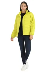 Campera puffer de diseño acolchado, color verde lima, con cuello alto, cierre frontal completo y puños elásticos.