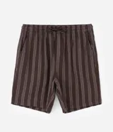 Bermuda masculina de corte recto confeccionada en tejido jacquard con textura y estampado de rayas verticales en tonos marrones. Cuenta con cintura elástica con cordón ajustable y bolsillos laterales.