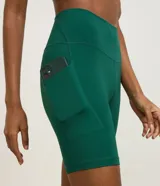 Short ciclista Get Over de microfibra color verde oscuro, de tiro alto y diseño ajustado con bolsillos laterales funcionales.