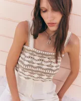 Collar con dije irregular dorado y cordón marrón ajustable.