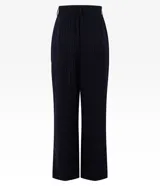 Pantalón pantalona de sastrería con rayas verticales, trabillas en la cintura y cierre con botón y cremallera. Confeccionado en poliéster, viscosa y elastano.