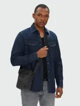 Bandolera Diesel modelo D-Pack X, color negro, de diseño compacto con correa ajustable y compartimento principal con cierre.