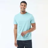 Camiseta de corte recto y cuello redondo, confeccionada en tejido de punto liso de color azul claro, con mangas cortas.