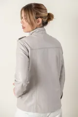 Campera de cuero color rojo con cuello mao, cierre frontal con botones a presión y bolsillos laterales.