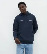 Hoodie azul marino de algodón con felpa y capucha ajustable con cordón. Presenta bolsillo tipo canguro, puños y dobladillo acanalados, y estampa lettering frontal con la leyenda "Coastal Flow".