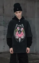 Remera de algodón con efecto nevado, corte oversize y estampa frontal de un oso de peluche rosa con máscara de gas rodeado por una estructura ósea.